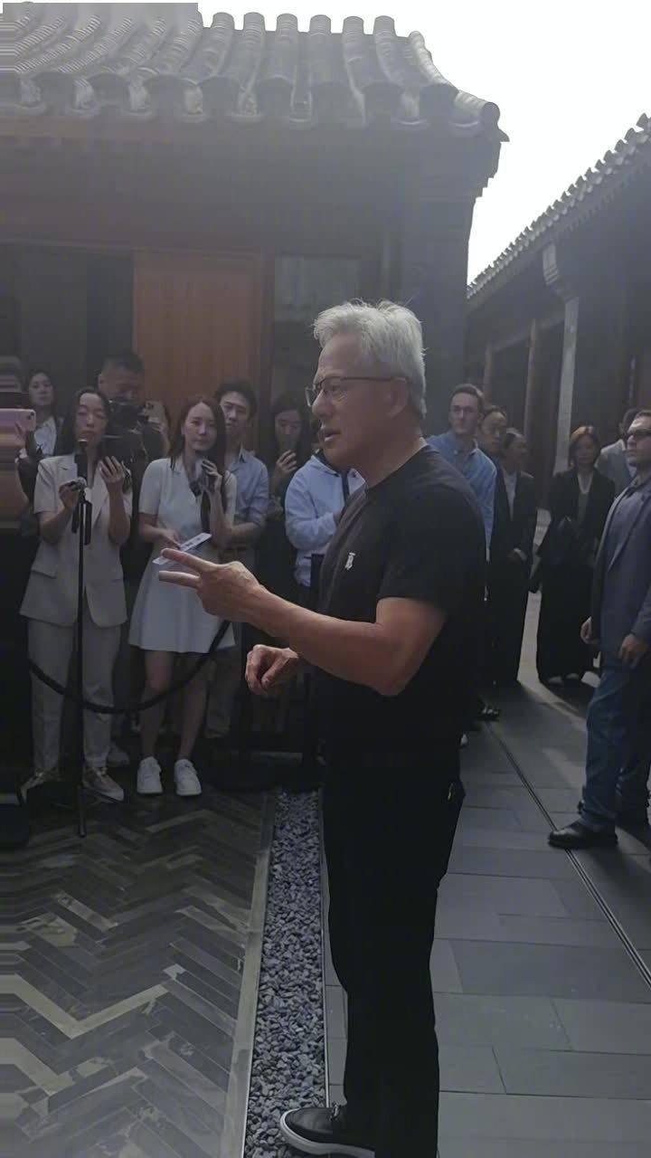黄仁勋看好中国机器人产业 供应链奇迹与AI基础软件的双轮驱动